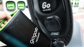 Gogoro部分電池異常（2）時代力量立委接獲許多Gogoro車主陳情，稱車輛頻繁遇到斷電或瞬間掉電等情況。交通部公共運輸及監理司專門委員趙晉緯表示，已依法開會討論，並請睿能創意（Gogoro）公司在19日前提出召回改正計畫，解決車主問題。圖為Gogoro電池。中央社記者吳家昇攝  113年1月8日