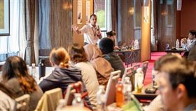 六福村與莊福文教基金會共同舉辦「2024巨型草食獸麻醉工作坊」，為期5天的工作坊，來自8個國家的專家共百人齊聚一堂。▲（圖／六福村提供）