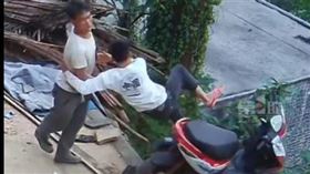 騎士在路旁和友人聊天。（圖／翻攝自微博）