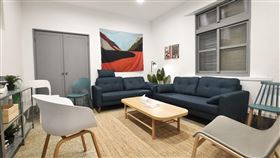 高美燈塔活動貴賓與幼稚園小朋友合影、台中高美燈塔旅宿園區內部房間。（圖／航港局提供）