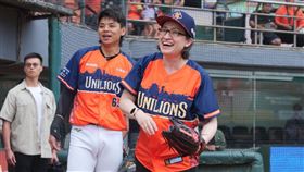 蕭美琴為統一獅開球（圖／翻攝自蕭美琴IG）