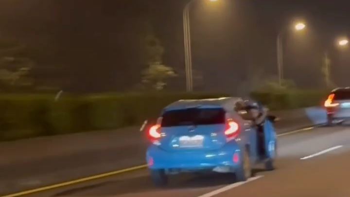 屁孩國道3號玩命嬉鬧　飆速開車門比中指