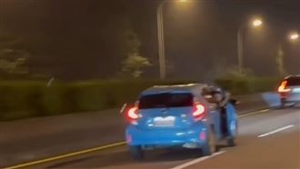 屁孩國道3號玩命嬉鬧　飆速開車門比中指