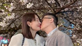 賈永婕（左）被老公摸肚之餘親吻（圖／翻攝自臉書）