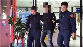 賊星該敗!通緝犯囂張逛大街遭士林警埋伏逮捕。（圖／翻攝畫面）