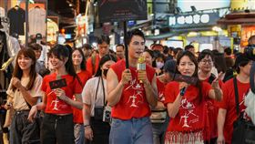 潘君侖（中）和陳妤在逢甲夜市宣傳《鬼天廈》，左為白癡公主。（圖／華映娛樂提供）