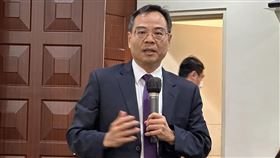 判刑逾6個月執行通緝犯將公布照片法務部檢察司長郭永發31日指出，針對判刑逾6個月確定的執行通緝案件，即須入監服刑者，檢方在發布通緝時將一併公布照片，預計6月中旬全面上線，以便民眾查詢及有利於查緝。中央社記者劉世怡攝  112年5月31日