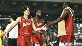 ▲新北中信特攻、臺北台新戰神攻戰大巨蛋，黃聰翰和隊友恩多擊掌。（圖／記者劉彥池攝影）