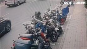 北市高男在金山南路兩度竊取機車零件遭逮。（圖／翻攝畫面）