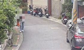 竊賊光天化日闖民宅！偷百元裝飾品當場抓包　竟裝傻喊「沒事沒事」。（圖／翻攝畫面）