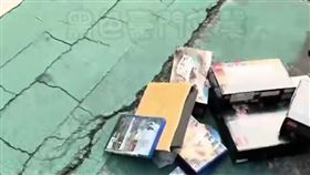 北市建國南路二段巷內公寓4樓住戶，突然向外丟擲物品。（圖／翻攝臉書）