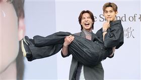 陳勢安將李玉璽給公主抱。（圖／記者鄭孟晃攝影）