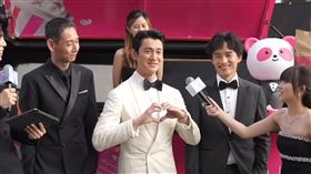 第42屆香港電影金像獎，吳慷仁開心比愛心。（圖／翻攝官方YT）