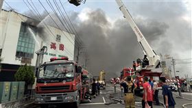 雲林碾米廠火警  火載量大逾4小時仍在搶救雲林縣西螺鎮金農米碾米廠14日上午發生火警，因廠房可燃物多，火載量大，火勢持續延燒，已逾4小時仍未控制，縣府動員人力灌救及協調彰化縣支援。（李明哲提供）中央社記者黃國芳傳真  113年4月14日