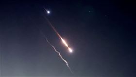 2024年4月14日，伊朗向以色列發射無人機和飛彈後，耶路撒冷上空景象。（圖／路透社／達志影像）