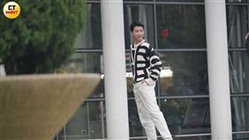 江宏傑不停地換角度擺POSE拍網美照，帥氣難擋。（圖／CTWANT）