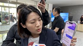 大姑夫婦涉詐騙洗錢案  徐巧芯說明媒體人溫朗東質疑國民黨立委徐巧芯涉入先生的姊姊及姊夫詐騙洗錢案，徐巧芯（前）14日接受媒體聯訪時拿出手機說明，希望檢調調查。中央社記者李先鳳攝  113年4月14日