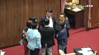 白遭疑助藍反年改　年輕人：不該像牆頭草