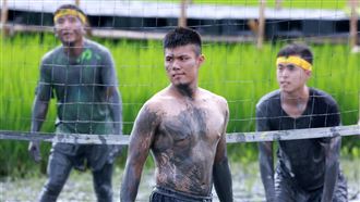 水田打排球「吃土」！二林農民躍國際爆紅