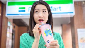 全家便利商店搶攻千億手搖茶飲商機，4月17日推出全新手搖品牌「搖搖茶吧」。（圖／業者提供）