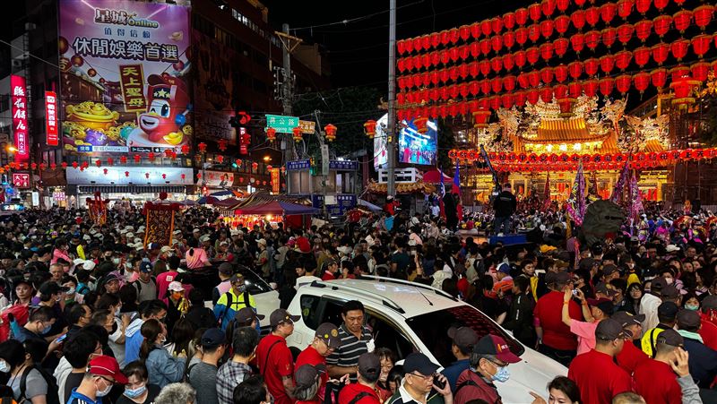 全台瘋遶境！大甲媽祖昨日深夜起駕