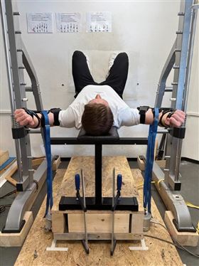 王思恒在其臉書表示，研究顯示，以機器產生的力量去拉伸胸大肌，8週產生的肌肥大與做重訓一樣好。(圖/取自王思恒臉書)