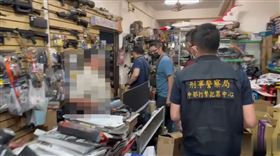 台南老牌玩具店當掩護，改造手槍販售，槍枝零件，買賣代號「遙控車」，刑事局中打(圖／翻攝畫面)