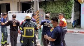 又傳工安意外！北市文山區工人「遭老虎鉗刺進腰部」受傷急送醫。（圖／翻攝畫面）