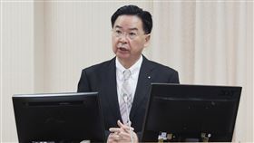 吳釗燮：高度警覺中國外交部戰狼行為副總統當選人蕭美琴3月中旬訪捷克期間，遭中國軍事外交人員跟車尾隨。外交部長吳釗燮（圖）15日在立法院表示，對中國外交部戰狼式作為外交部會小心應對且有高度警覺性，碰到該爭取相關權益時，絕對不會退縮。中央社記者裴禛攝  113年4月15日