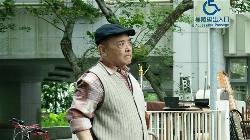 小亮哥從高處跌下　男星剛好公主抱接住