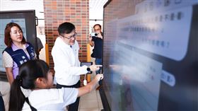 新北市教育局長張明文運用ViewBoard互動顯示器，體驗數位互動教材，感受教育科技如何提升教學互動。（圖／新北市教育局提供）