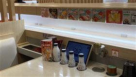 苗栗議員陳光軒吃迴轉壽司，遇小強舔盤子，衛生局前往稽查，業者道歉：會全面清消(圖／翻攝畫面)