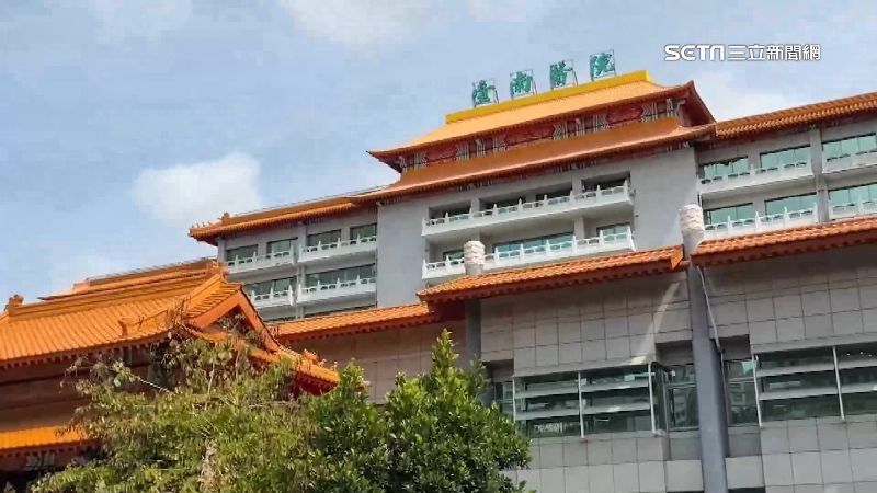糗了！泰女遊台看到廟隨手拜　居然是醫院