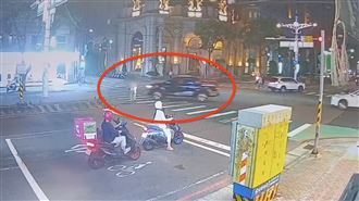 皮卡左彎沒看見！6旬婦斑馬線上遭撞輾斃