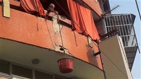 稀奇! 便當店飯菜垂降吊掛送 到了鈴鐺響