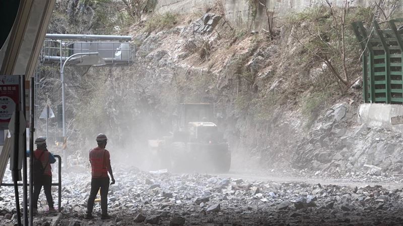 中橫公路現況曝光　滿地落石畫面超驚悚