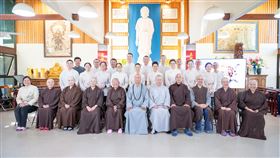 尊師道！澳洲皇家布里斯本技術學院漢學系開學循三跪九叩古禮（業配勿用）