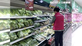 南投縣衛生局人員稽查縣內超市，查出4件蔬果農藥殘留超標。（圖／翻攝畫面）