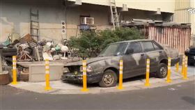 老舊報廢車停10根緩衝柱內! 被稱