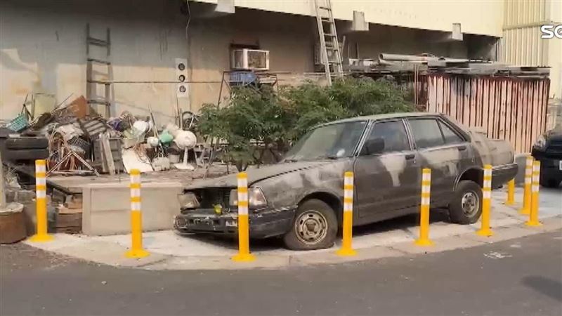 老報廢車停10根緩衝柱內　網友：最廢神車