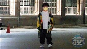 4/10 21:10納豆在松菸文創園區散步當作復健，但其實是在等女友依依收工。（圖／鏡週刊）