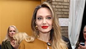 安潔莉娜裘莉出席音樂劇《局外人》。（圖／美聯社／達志影像）