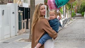 安柏赫德和女兒。（圖／美聯社／達志影像）