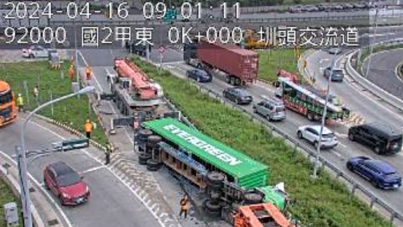 新／長榮貨櫃車國2甲翻覆　駕駛受困