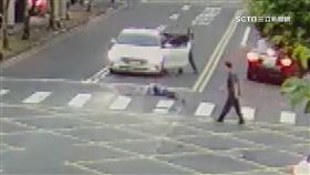 過馬路遭轎車擦撞　女童慘摔骨折驚險畫面曝