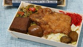 圖一：喜劇天王唐從聖（右1，飾演老扒手三翅）4月19日將在台鐵便當台北2號店擔任1日店長，正式開賣「銬得住創世紀便當」。
圖二：綠光劇團x台鐵便當 聯名「銬得住創世紀便當」
圖三：配合4月19日1日店長活動限量販售50組的鋼盒便當，每組售價699元。
圖四：4月19日起販售的藍皮列車限定車款周邊商品。（圖／台鐵公司提供）