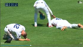 ▲歐尼爾（Tyler O'Neill）和戴佛斯（Rafael Devers）接飛球擦撞，濺血退場。（圖／翻攝自MLB官網）
