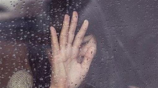 校長陪女師赴家人告別式　車內強吻、襲胸