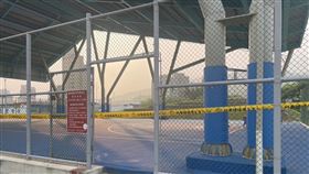 新北市八里區頂罟天幕籃球場今天（16日）發生一起命案，有民眾發現籃球架上掛著一具男性屍體，連忙報案求助。警方獲報到場調查，查出死者是住在附近的42歲李姓男子，目前初步排除外力介入，死因仍待釐清。