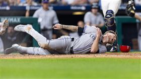 ▲洛磯派投手佛里蘭（Kyle Freeland）代跑，結果在本壘出局還受傷。（圖／路透社／達志影像）